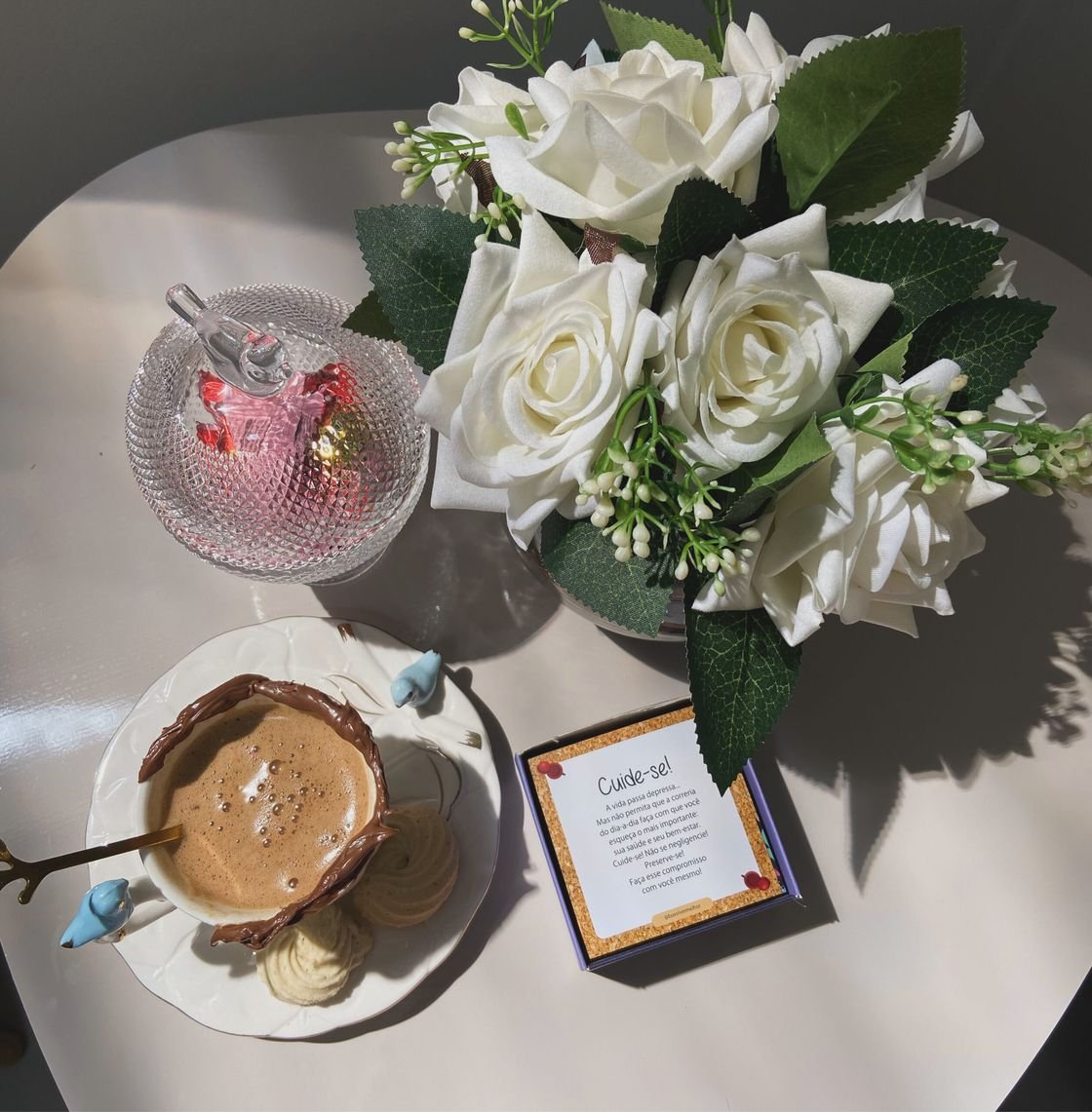 Mesa com café, flores e cartão de boas-vindas no studio Labella Beauty