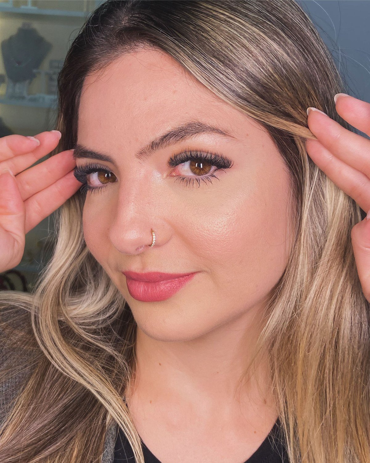Mariana, lash designer da Labella Beauty, exibindo extensão de cílios em Campinas